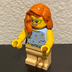 Lego City Mini Figure TWN468: Land Rover Classic Defender Driver Female Tropical